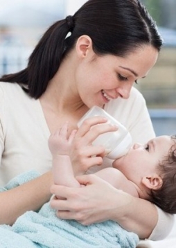 Lao động nữ nuôi con dưới 12 tháng được nghỉ 60 phút mỗi ngày để vắt sữa
