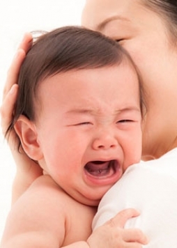 5 cách giúp bé sơ sinh nín khóc