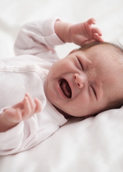 10 lý do khiến bé khóc nhè