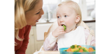 Con không nhai được hay mẹ không cho con có cơ hội được nhai?