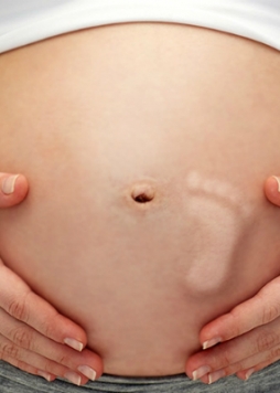 Giải mã bí mật cú đạp của bé