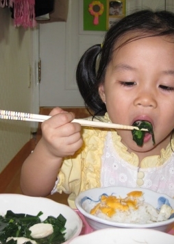 Mẹo giúp bé biết tự ăn ngay từ tuổi tập đi
