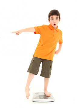 Trước khi ép con ăn vì sợ con còi cọc thì mẹ nên tìm hiểu kỹ xem con mình có thực sự còi hay không?