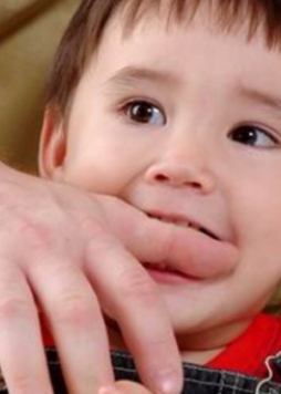 Vì sao bé 1-2 tuổi rất hay cắn người khác?