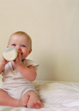 Vì sao trẻ uống sữa công thức bụ hơn?